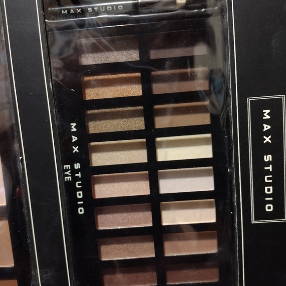 MAX Studio 34PC  Full Face Deluxe Set - Picture 4 of 4